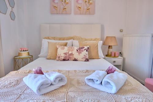 圣斯特凡诺斯Elena Luxury Suite Agios Stefanos的一间卧室配有带毛巾的床