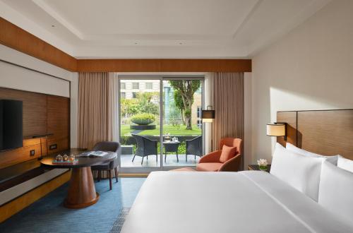 孟买Grand Hyatt Mumbai Hotel and Residences的酒店客房带一张床,房间带桌子