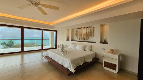 女人岛Villa Azul Maya的一间卧室设有一张床,享有海景