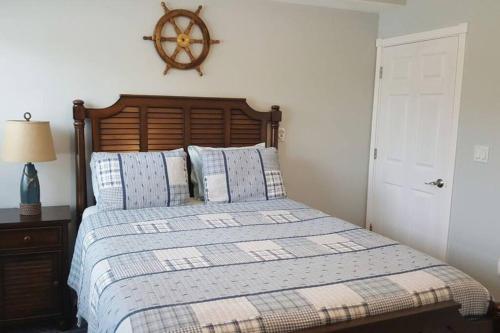 基克罗尼海滩Waterfront House with 37ft Dock & Cabana Club的一间卧室配有一张带木制床头板的床
