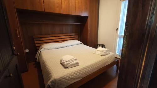 桑格罗堡Casa Martino的一间卧室配有一张床,上面有两条毛巾