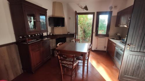 桑格罗堡Casa Martino的厨房配有桌椅和窗户。