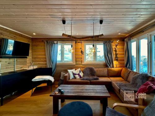 兰帕兰德Cozy cabin with incredible views and sauna的客厅配有沙发和桌子