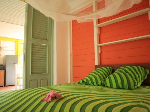 大博格Villa-Coco的一间卧室设有一张绿色的床和红色的墙壁