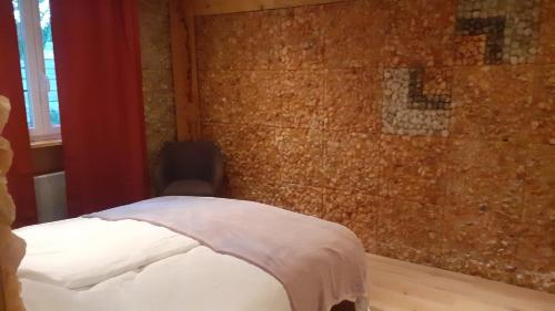 杜韦讷Un Air de Sel的砖墙房间的一个床位