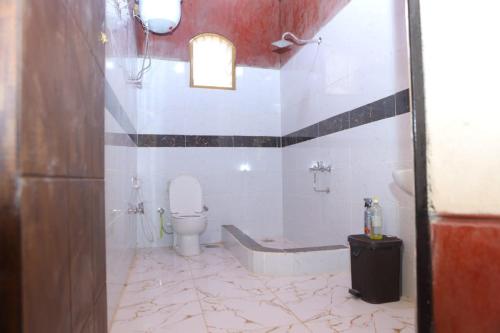 ‘Ezbet Abu ḤabashiMountain View House的一间带卫生间和浴缸的浴室