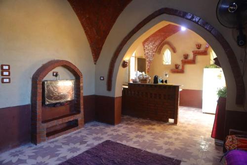 ‘Ezbet Abu ḤabashiMountain View House的大楼内带壁炉的客厅