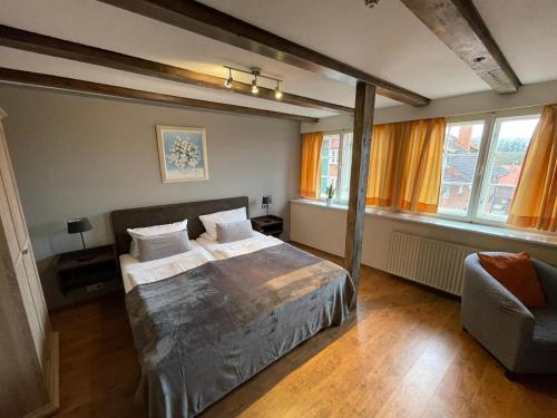 巴特塞格贝格Hotel Restaurant Iris的一间卧室配有一张床、一把椅子和窗户。
