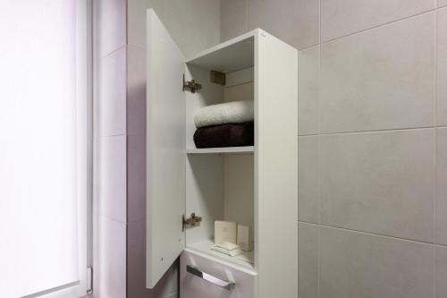 切尔诺夫策Таун Terrasa 3 floors的带淋浴、卫生间和盥洗盆的浴室