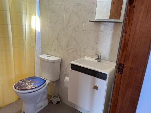 德尔迪阿布罗角Hyepy的一间带卫生间和水槽的浴室