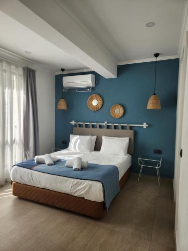 安塔利亚Park Hotel Rooms & Apart的一间卧室配有一张带蓝色墙壁的大床