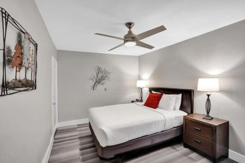 劳德代尔堡Pionciana Getaway 2BR Apartment Near FLL Airport的一间卧室配有一张床和吊扇