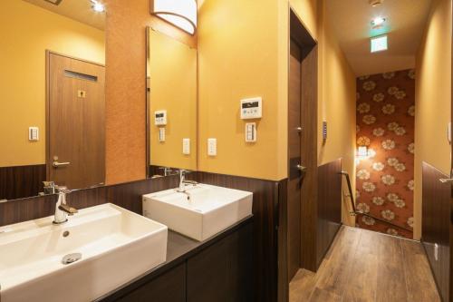 东京IKIDANE Cozy Hotel Haneda Airport - Vacation STAY 25834v的一间带两个盥洗盆和大镜子的浴室