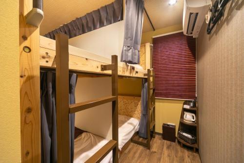 东京IKIDANE Cozy Hotel Haneda Airport - Vacation STAY 25827v的双层床间 - 带两张双层床
