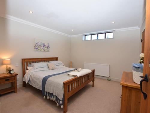 1 Bed in Colchester 58576的一间卧室设有一张床和一个窗口