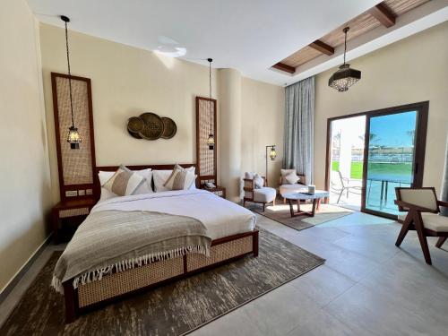 里瓦Western Hotel Liwa的一间卧室设有一张床和一间客厅。