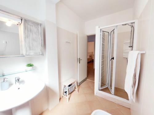 圣玛丽亚Branco Sea Holiday Apartments的带淋浴、盥洗盆和镜子的浴室