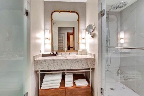 棕榈滩Tideline Palm Beach Ocean Resort and Spa的一间带水槽和镜子的浴室