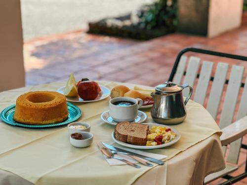圣弗朗西斯科-迪保拉卡瓦林霍布兰科酒店的桌子上放着盘子和咖啡