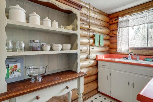 兰德Quiet Lander Cabin Rental on Quarter-Acre Land的小木屋内的厨房设有柜台和水槽
