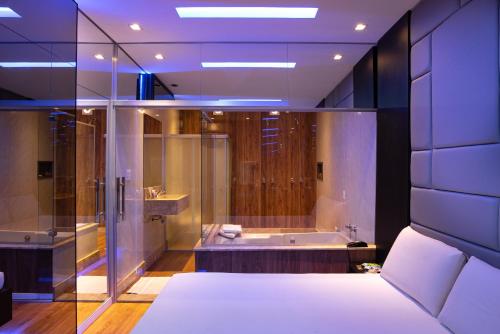 贝洛奥里藏特Motel Fantasy 1的大型浴室设有浴缸和淋浴。