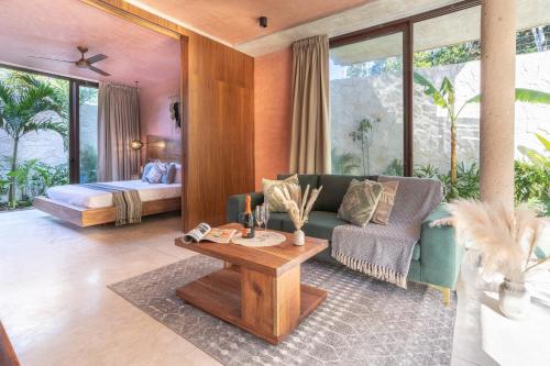 图卢姆Entorno Tulum - Luxury Villas的客厅配有沙发和桌子