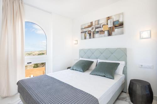 阿德耶Elysium Ocean Villa的白色的卧室设有床和窗户