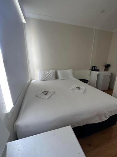 卡西诺Tattersalls Hotel Casino的小房间一张大白色的床