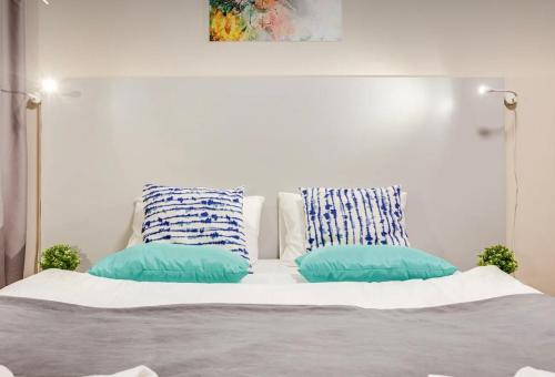 第比利斯VIP apart 662 Shervashidze tbz Gu的一张带蓝色和白色枕头的床