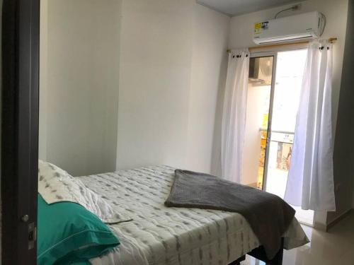 巴兰卡韦梅哈Hermoso apto en Barrancabermeja的一间卧室设有一张床和窗户
