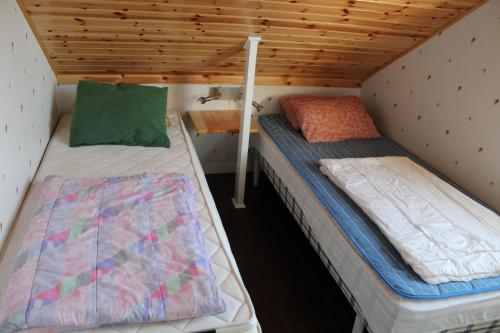 特勒布达佳斯特万宁哈斯托普民宿的配有木天花板的客房设有两张床。