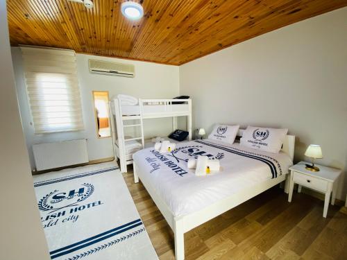 伊斯坦布尔Stylish Hotel Old City的一间卧室配有一张床和一张双层床。
