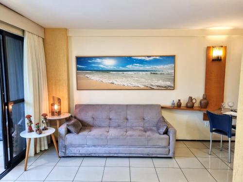 福塔莱萨Premium Flats - Praia Mansa的带沙发的客厅和海滩景