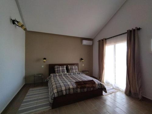 丹吉尔villa star hill Tanger的一间卧室设有一张床和一个大窗户