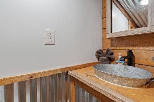 杜兰戈HTR Durango的木制柜台上带石水槽的浴室