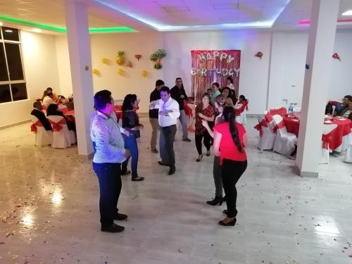 科恰班巴Hotel Angostura的一群人在派对上跳舞