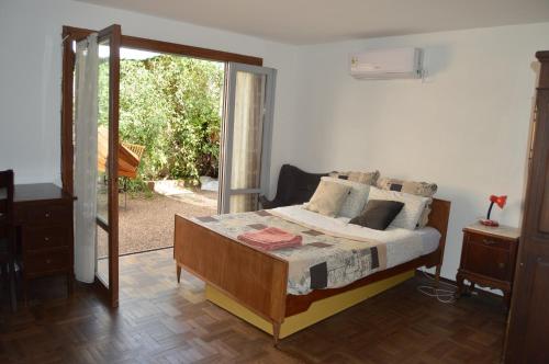 萨尔托3B Habitación SUR con baño privado y AC的一间卧室设有一张床和一个滑动玻璃门