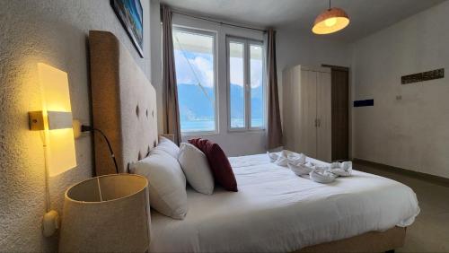 圣佩德罗拉拉古纳San Pedro Suite的卧室设有一张大白色的床和大窗户