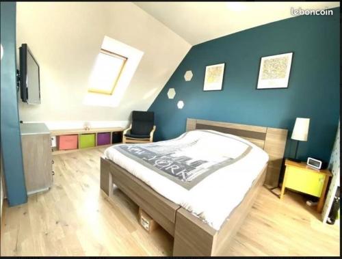 科尔马Appartement 2 chambres的一间卧室设有一张床和蓝色的墙壁