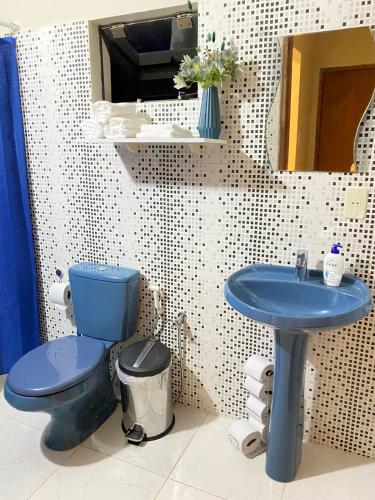 卡库佩Apartamento entero en Caacupé.的浴室设有蓝色的卫生间和水槽。