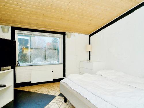 JægersprisHoliday home Jægerspris XXIII的一间卧室设有一张床和一个窗口