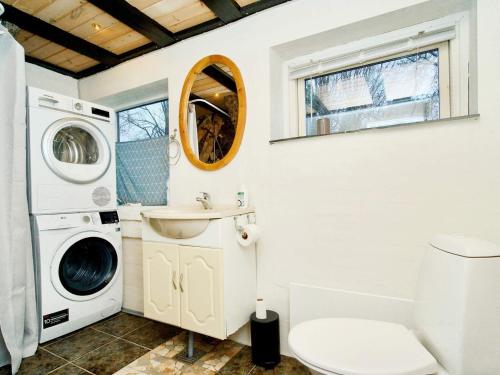JægersprisHoliday home Jægerspris XXIII的浴室配有洗衣机、洗衣机和烘干机。