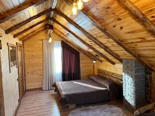 米库利钦Цісарка的小木屋内一间卧室,配有一张床