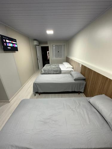沙佩科Loft Lux 3的客房设有两张床和一台平面电视。