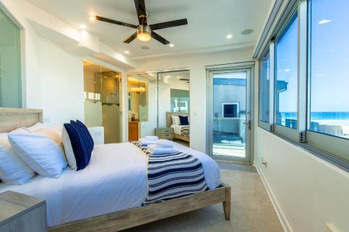 圣地亚哥Ocean view, two-level condo with stunning view, decks, fast WiFi & fireplace的一间卧室设有一张床和一个大窗户