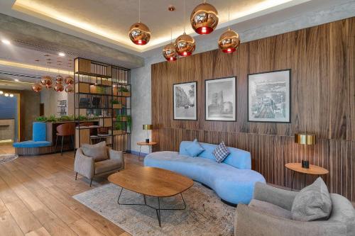 巴库Radisson Hotel Baku的客厅配有蓝色的沙发和椅子
