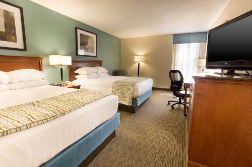 Peerless Park圣路易斯西南德鲁酒店及套房的酒店客房设有两张床和一台平面电视。