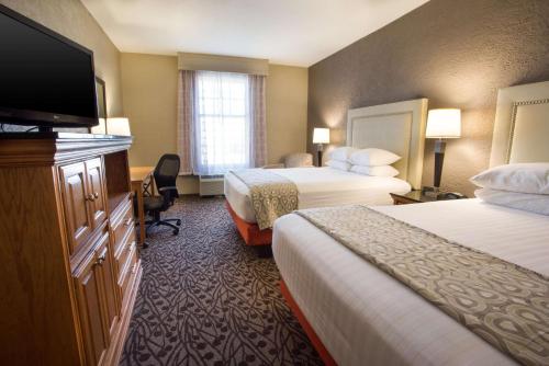 阿马里洛Drury Inn & Suites Amarillo的酒店客房设有两张床和一台平面电视。