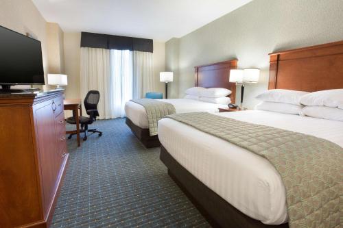 Cascade德鲁里大急流城套房酒店的酒店客房设有两张床和一台平面电视。