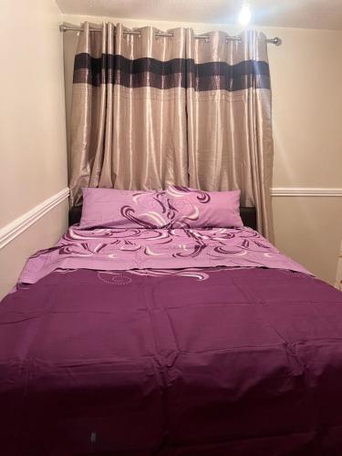 ThurcastonA&G的带窗户的客房内的紫色床